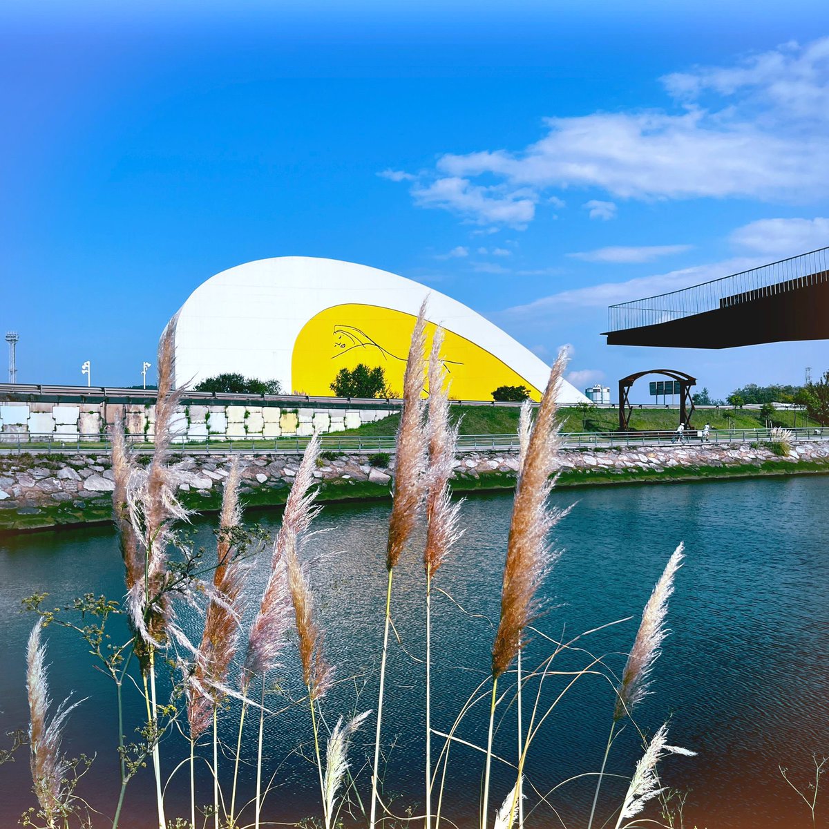 🍁 ¡Bienvenido, otoño! 🍂 Desde el Centro Niemeyer te invitamos a vivir esta estación con arte, cultura y arquitectura en un entorno único. Ven a descubrir la magia del otoño junto a nosotros. ¡Te esperamos! 

#OtoñoEnElNiemeyer #Otoño #CentroNiemeyer #VisitaAvilés #Avilés