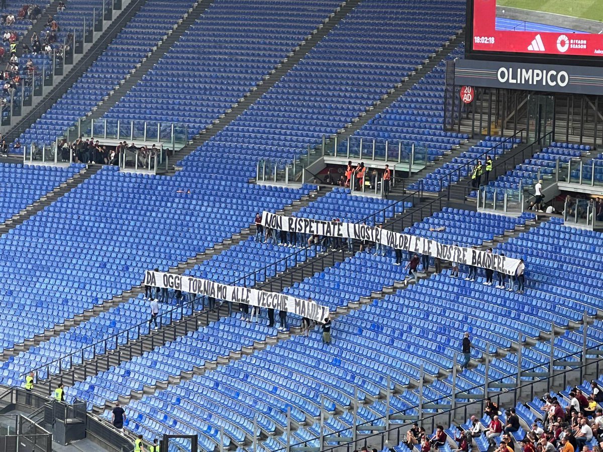 Non rispettate i nostri valori e le nostre bandiere

Da oggi torniamo alle vecchie maniere 

#striscione #curvasud #ASRoma #RomaUdinese