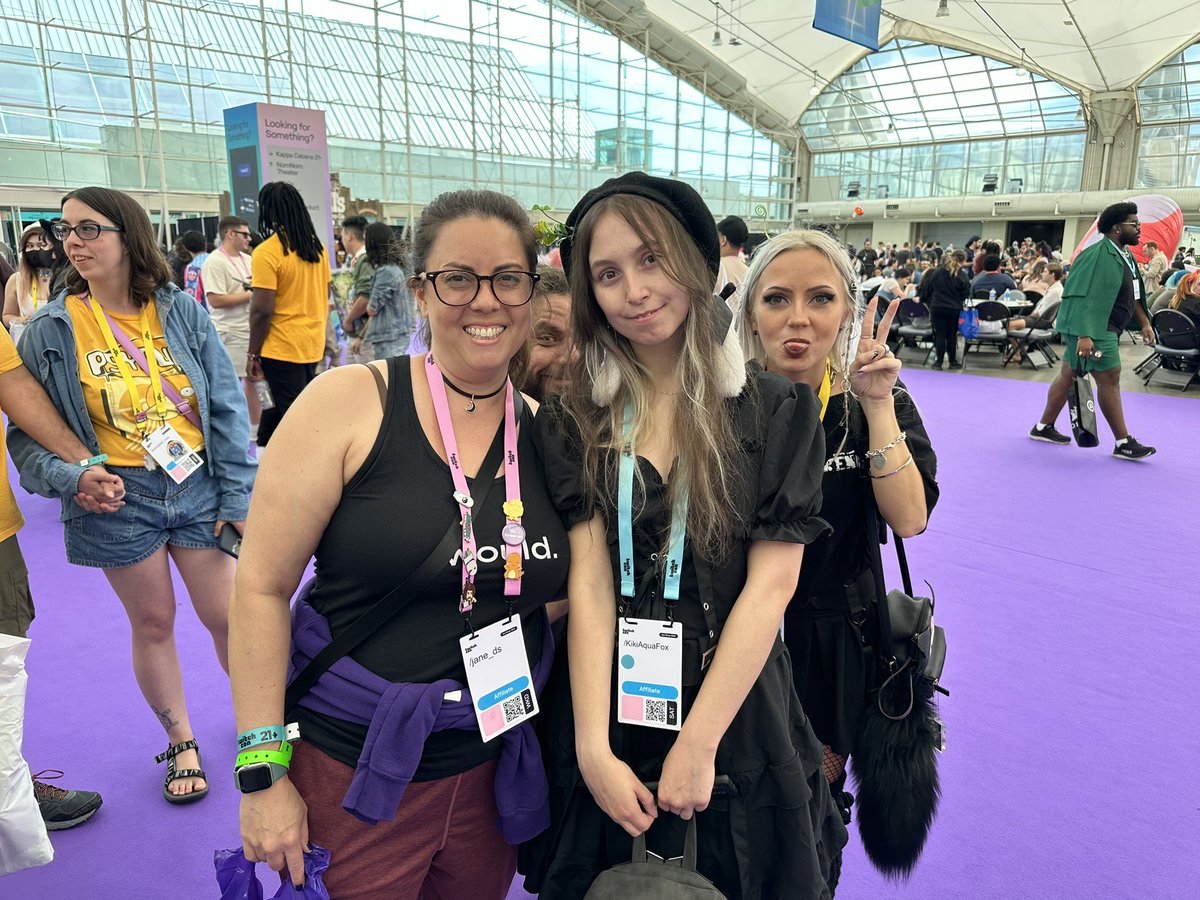 Got to hang with <a href="/KikiAquaFox/">KikiAquaFox</a> (and some creepers behind us)
#TwitchCon #TwitchCon2024