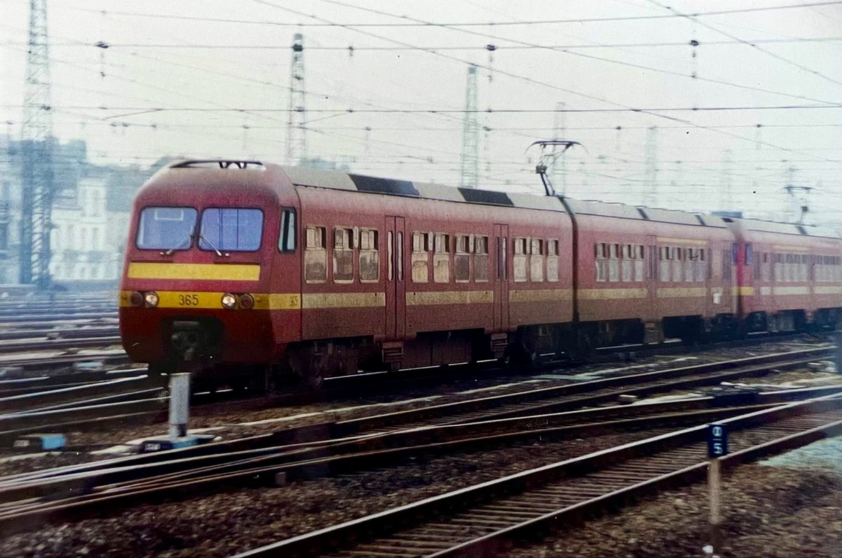AndreasWiede's tweet photo. #Brussels 🇧🇪 in April 1985: pictured here is a train composed of #SNCB #NMBS #AM80 #Break units, in their original colours and configuration, i.e. of two cars per unit. (Later during their career, a third, central, car was added to increase capacity.)
#PastTrainTrips https://t.co/Afigqdhfak