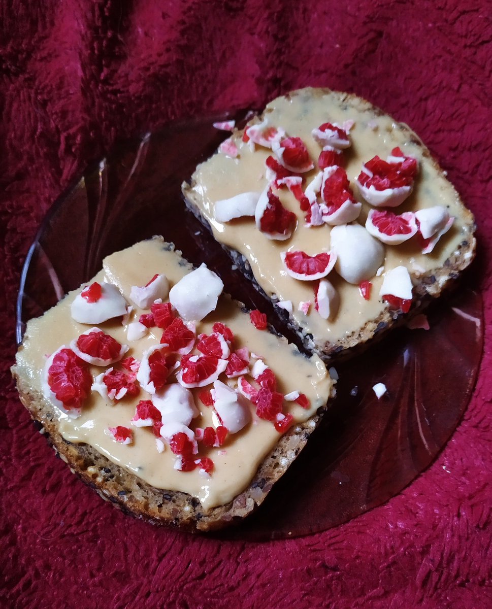 SorteFar's tweet photo. #foodbook
chleb z masłem orzechowym i kruszonymi mrożonymi malinami w białej czekoladzie https://t.co/UouCBEJFe4