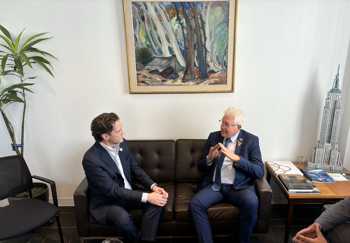 CharetteB's tweet photo. La #ClimateweekNYC débute aujourd’hui avec une première rencontre aux côtés du Premier ministre du Cap-Occidental @alanwinde . De bons échanges pour explorer de nouvelles avenues de collaboration en matière d’énergies renouvelables et d’adaptation face aux changements climatiques https://t.co/FhbqqKcw4d