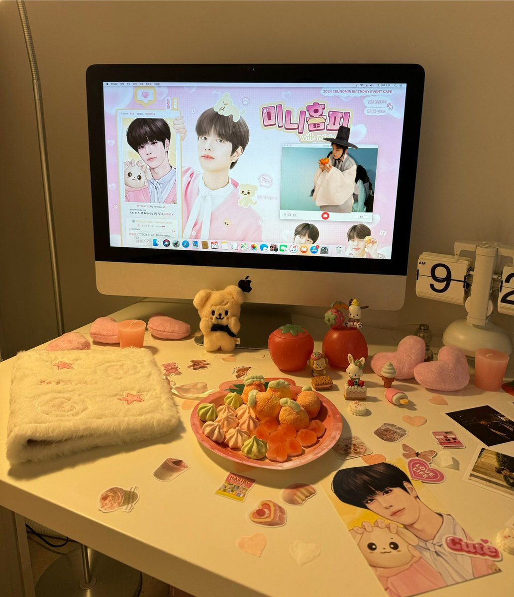 컨셉이 너무 귀여워서 꼭 방문하고 싶었던 생카였는데 정말 예쁜 승민이 사진이 많아서 한참 둘러보다 왔어요🖤 포토존도 아늑하게 잘 꾸며져있어서 나안아 퍼핌이랑 인증샷도 남김🫶

#김승민님께서_일촌신청을_하셨습니다