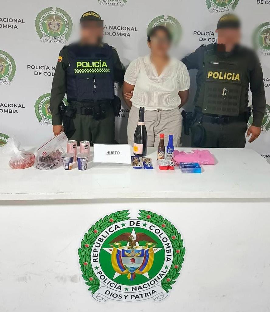 Korraleja's tweet photo. 🔵 Tras el reporte de un administrador de un #almacén de cadena en la avenida “Las Peñitas” de #Sincelejo, la #Policía capturó a la ciudadana Liseth Paola Hernandez Becerra tras sorprenderla a hurtando 2 #chocolatinas jet, 2 bebidas #hatsu, 2 salsas medalla de oro, 1 #apronax, 2 #yogurts, 1 champaña veave clic, 1 camiseta #chamela , 756 gramos de #carne y 1 paquete de #uvas importadas, mercancía avaluada en la suma de 752 mil pesos moneda colombiana.