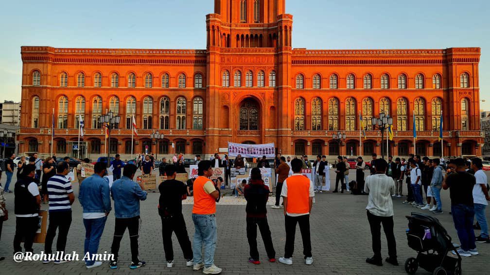 RezaiHakim's tweet photo. Protest gegen den fortgesetzten Völkermord an den #Hazara in Afghanistan, in Berlin, Deutschland.  

#StopHazaraGenocide https://t.co/z1SVFFBE1P
