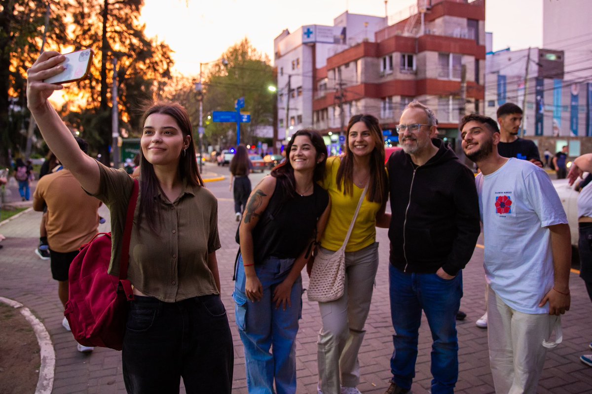 dievalen's tweet photo. Un fin de semana hermoso para recibir la primavera con el Festival #Activamos que organiza juventud de Tres De Febrero. Mucha gente disfrutando en la plaza de Caseros! https://t.co/u0xpIa5BvM
