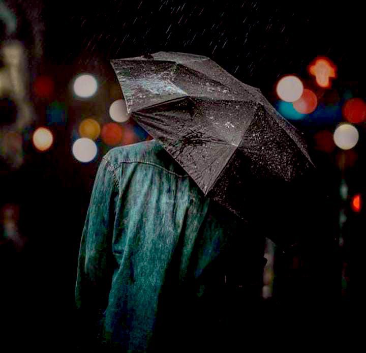 من علّم النعناع عن ضيق صدري؟
تسابق أوراقه على عابس شْفاي

حزني أحسه غادراليوم بدري
وخلتني افكار ٍعلى غير مشهاي

راقت كأن الغيم مرصوف حدري
قلبي(ولا هي عادته)صار نسّاي

وش قالن الأوراق للضيق؟مدري
مير الأكيد إليا ادبرت-خدّر الشاي

رحمةالله عليها
#بشاير_المقبل
#رباب_الكلم
#حروف_وقهوة