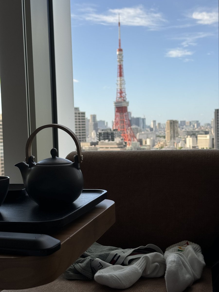 室友以为我不在寝室，偷闻我的鞋袜👟。但我躺在上铺睡觉，被他的动静吵醒，发现他一边偷闻一边打飞机✈️，勾起了我的欲望…只好下床奖励室友，将🥛🐍在他脸上…（剧情演绎，无不良行为）<a href="/longjie2024/">龙杰不是体育生</a> 

#龙杰 #龙龙 #白袜 #体育生 #体育生S #top #fyp