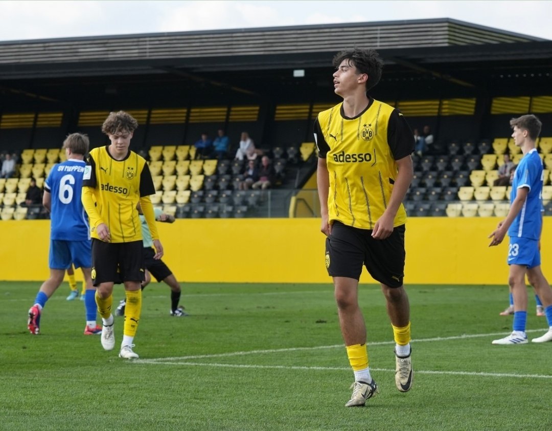 daxooo_'s tweet photo. El Dortmund U17 ha ganado 2-0 al Werder Bremen U17.

Alineación:
Wehrbein- König, Riedl, Ritter, Perri - Fahrenhorst - Branco, Faust, Hoy, Zarqelain - Najdi 

Goles: 1x Ahmad Najdi, 1x Desmond Ogoke.

Me gusta mucho Ahmad Najdi (2009) perfil de 9 muy interesante. 3 goles con U17. https://t.co/bFDTuLOX3I