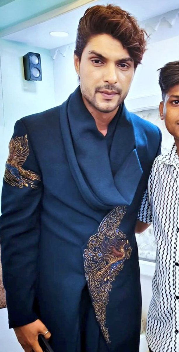 ISHVI22's tweet photo. hansi aa rhi,kaise koi #IshaMalviya fan esh uncle ke sath bachi ko ship kar skta.#jasfa ke 2-4 fans ko doob jana chahiye shram se.
kapde dekho,budhaa ghoda laal lagaam vali baat yad aa gyi.😂
#NimritKaurAhluwalia #ArchanaGautam #udaariyaan #parineetii #jhanak #UdneKiAasha #Yrkkh https://t.co/MIIT6sUnWy