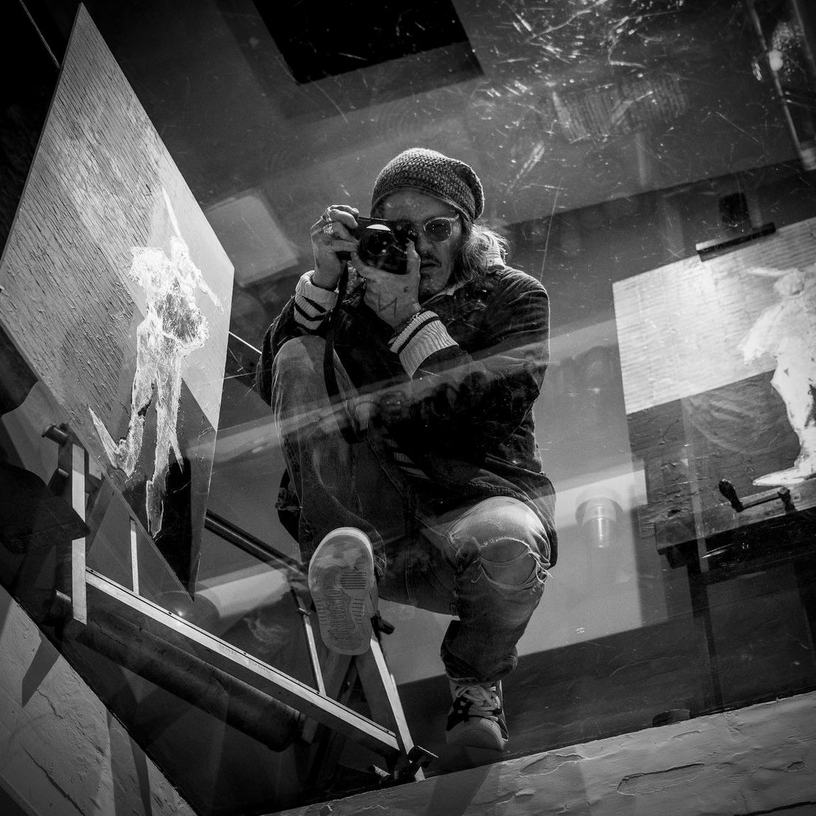 JohnnyDeppNFT's tweet photo. “I respect art and artists too much to call anything that I’ve done art. I have difficulty thinking of myself as an artist or calling myself an artist because I believe that it should be earned.” Johnny Depp

Photo by Elliot Nyman

#ABunchofStuff #JohnnyDepp #ExperienceAptos https://t.co/rEsSKbQJw6