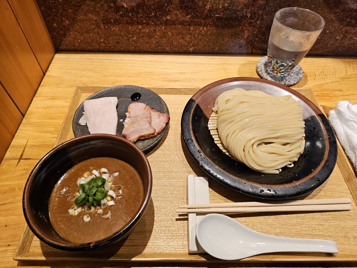 mentalsytok's tweet photo. 【中華そば　とみ田】
念願の松戸のとみ田。前日朝10時半に行くと、本日終了とのこと、、

整理券が配られており、次の日朝6時から並んでGET！

いやはや洗練された魚介系のしょっぱい方のつけ汁が素晴らしい✨

#とみ田
#ラーメン
#つけ麺
#ラーメン好きと繋がりたい https://t.co/LOPFIWC3cH