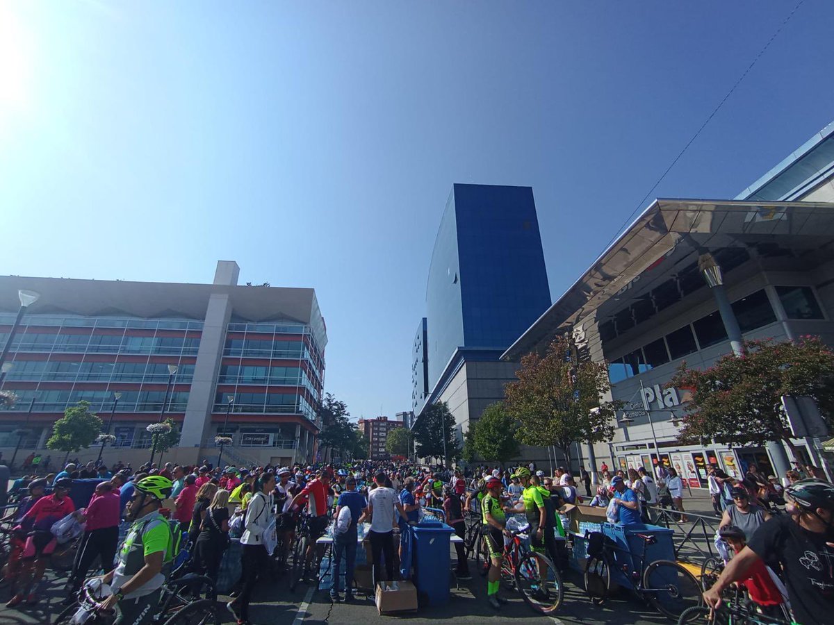 popularesfuenla's tweet photo. 🚴‍♂️ XXXIII Fiesta de la Bicicleta de #Fuenlabrada ¡ Cuantos participantes!

👉 Una forma fantástica de mantenerte en forma en aquellos lugares donde el carril bici no está completamente abandonado y lleno de grietas suponiendo un riesgo para la integridad del deportista. https://t.co/CNencykmJr