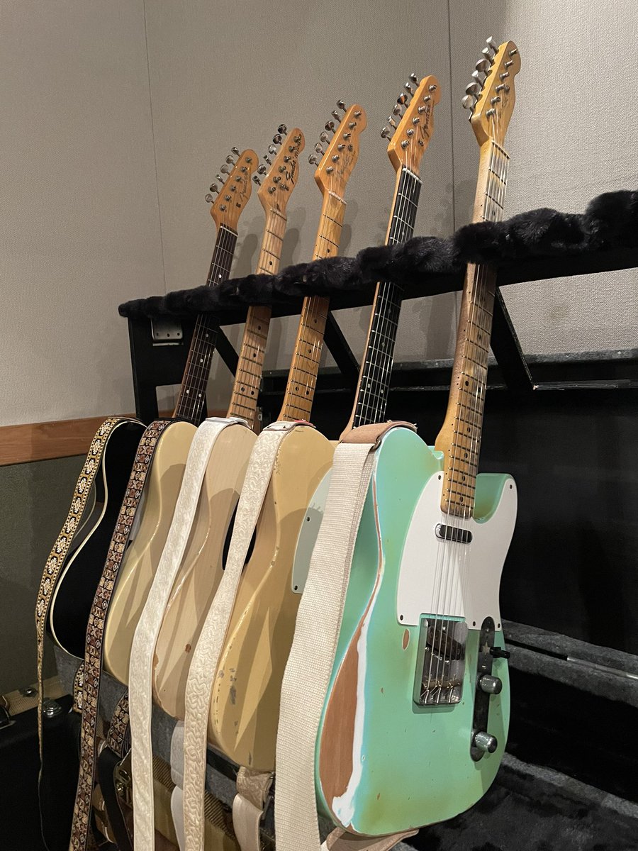 backnumtaketake's tweet photo. 依与吏さんと同じギターやエフェクター、アンプ等々機材集めています！
見た目だけでなく音も違いが分からないまでになりました！！

依与吏さん見てくださいー！！！

 #backnumber
 #清水依与吏 https://t.co/GvSLItDpP7