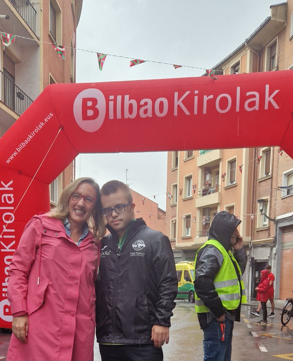 ItxasoErroteta's tweet photo. #Milla urbana de #Uribarri. Zorionak partehartzaile guztiei! Eta eskerrik asko #Handiko elkarteari eta kolaboratzaile guztiei, "Lopa", el gran cocinero del barrio, nuestro atleta Ugaitz Pérez, #Matiko Kultur Elkartea, Gailurra, Aldapan Gora,el club de #JaviConde, #Bilbao #kirola https://t.co/6jNgftDMb5
