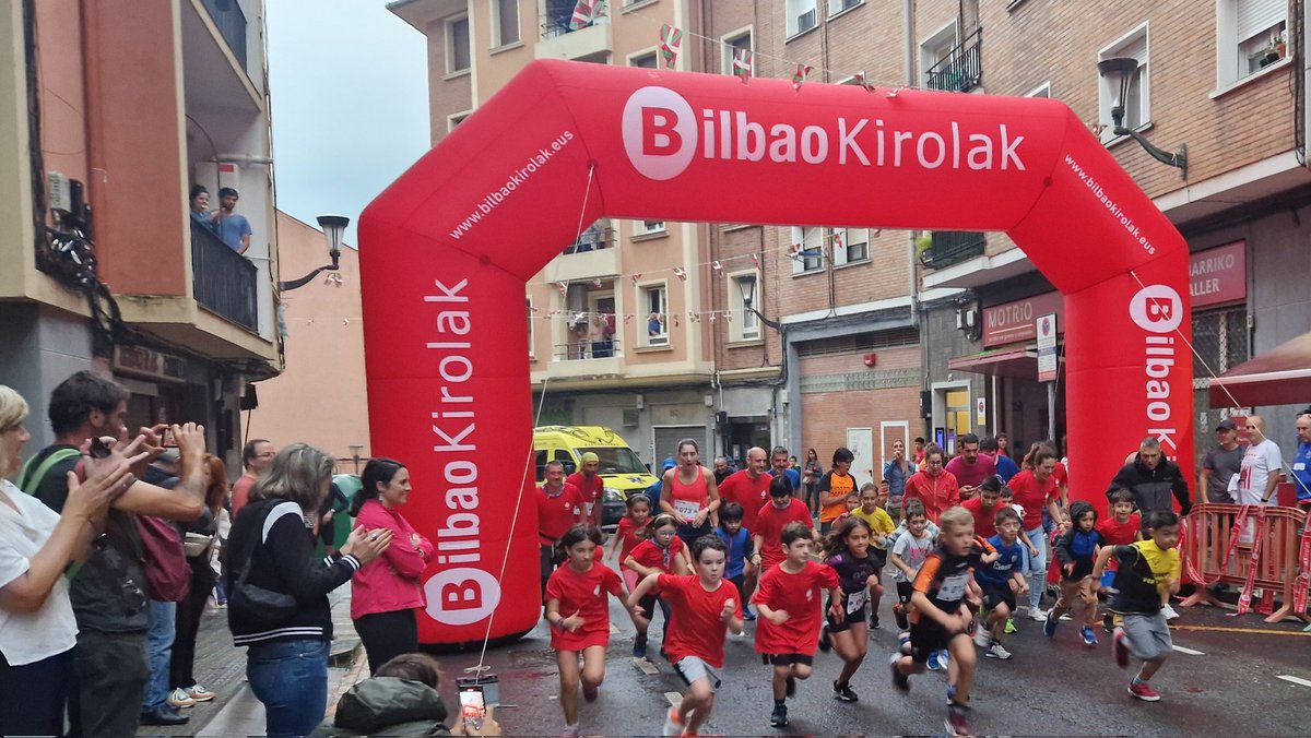 ItxasoErroteta's tweet photo. #Milla urbana de #Uribarri. Zorionak partehartzaile guztiei! Eta eskerrik asko #Handiko elkarteari eta kolaboratzaile guztiei, "Lopa", el gran cocinero del barrio, nuestro atleta Ugaitz Pérez, #Matiko Kultur Elkartea, Gailurra, Aldapan Gora,el club de #JaviConde, #Bilbao #kirola https://t.co/6jNgftDMb5
