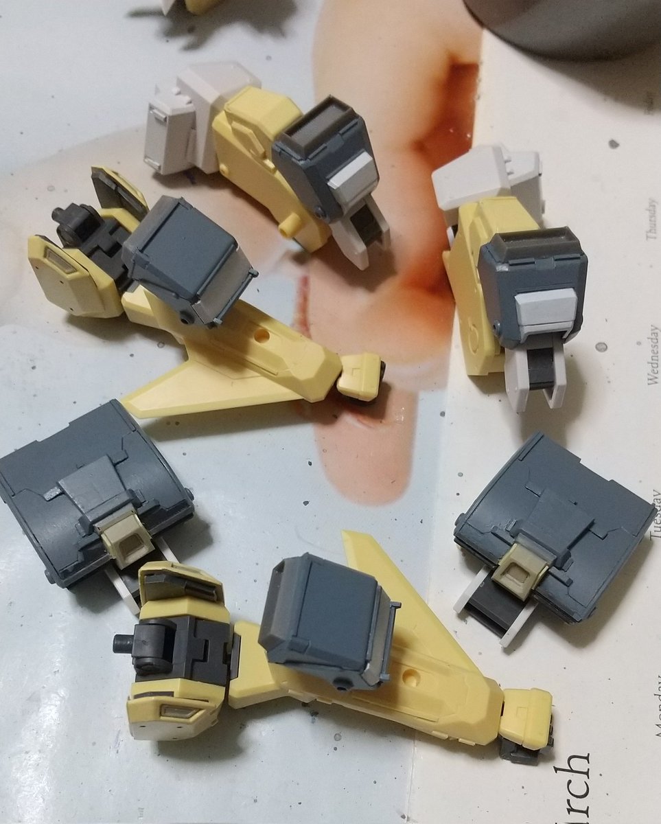 追加パーツ部分は、ネイビーブルーと自作ライトブルーグレー(これもいつかの何かの残り)を毎度梅皿に取った分だけ適当に混ぜながら塗っていくズボラ塗りww(´д`*)ﾇﾙﾄｺ ｽｸﾅｲ ｶﾗﾈ