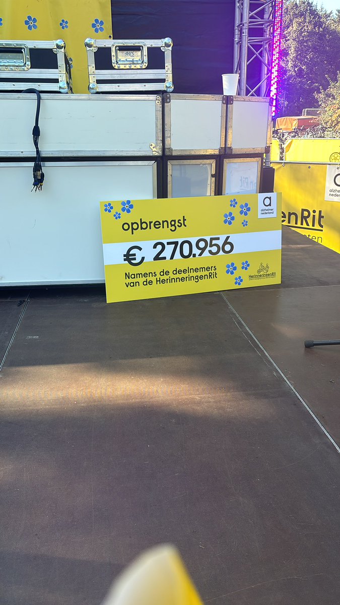Gisteren 120km bij de @HerinneringenR gefietst. Bijna €3400,- opgehaald! Iedereen bedankt voor de donaties! #trots #amersfoort #alzeimernederland