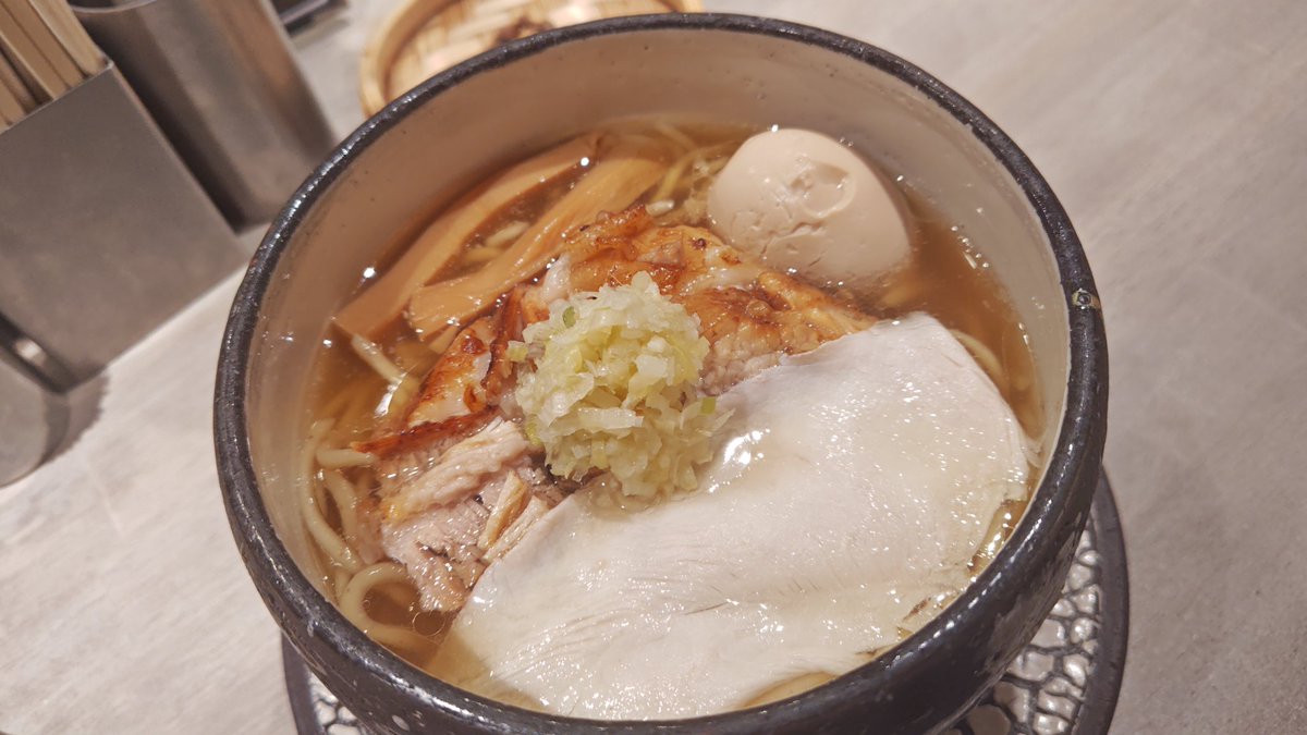 関西で有名な人類みな麺類の系列店へ、甘味が強めの貝出汁スープに太麺という構成、麺が太くて食べ応えあるけどこれを細麺でたべてみたいなあ 