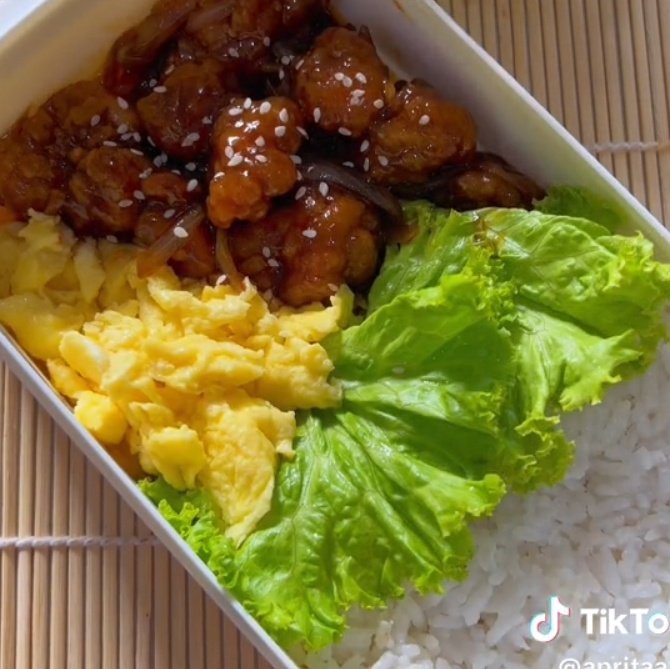 hyeeby__'s tweet photo. Kumpulan ide BEKAL buat ke kantor, kampus, atau pun ke sekolah yang bikinnya SAT-SET!🍱✨ yang mau HEMAT yukk biasakan bikin BEKAL!🙌🏻😋 https://t.co/6AlfjWh4ak