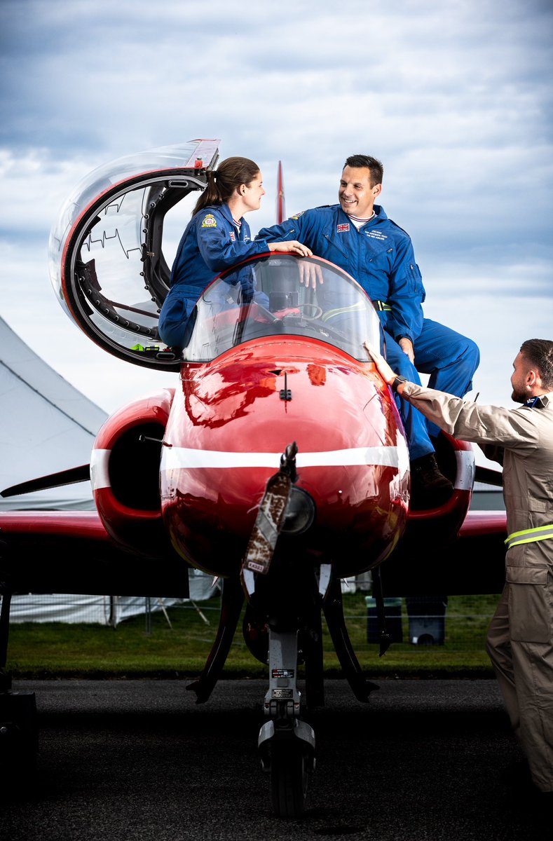 rafredarrows's tweet photo. Teamwork: Members of the Blues - the Red Arrows ground crew of engineers and essential support staff - seen during the Maple Hawk tour. 

📸 Cpl Phil Dye

#RedArrowsMapleHawk #RedArrows #STEM #teamwork #Canada #RAF #RCAF #RCAF100 #aviation #seethingsdifferently https://t.co/sp23OTeZNA