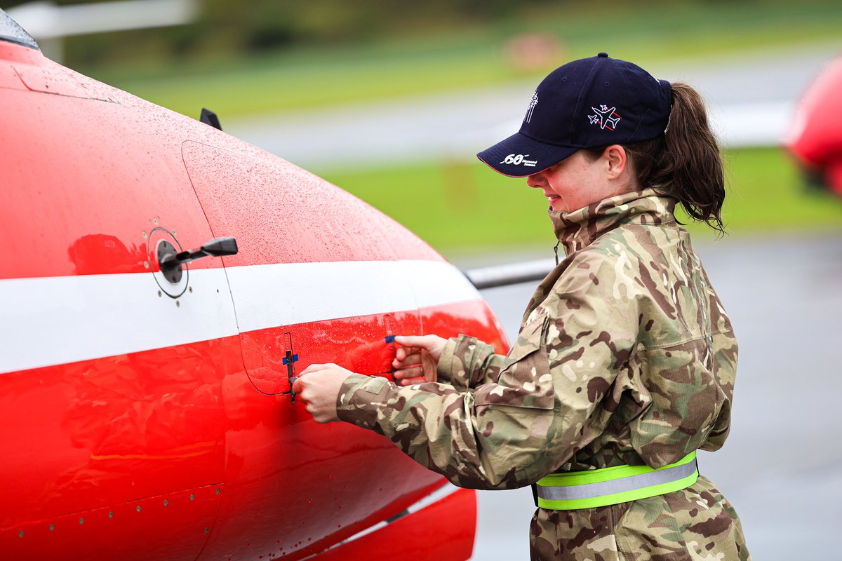 rafredarrows's tweet photo. Teamwork: Members of the Blues - the Red Arrows ground crew of engineers and essential support staff - seen during the Maple Hawk tour. 

📸 Cpl Phil Dye

#RedArrowsMapleHawk #RedArrows #STEM #teamwork #Canada #RAF #RCAF #RCAF100 #aviation #seethingsdifferently https://t.co/sp23OTeZNA