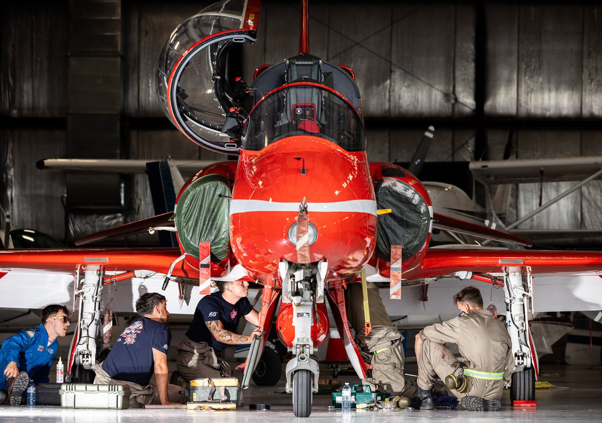 rafredarrows's tweet photo. Teamwork: Members of the Blues - the Red Arrows ground crew of engineers and essential support staff - seen during the Maple Hawk tour. 

📸 Cpl Phil Dye

#RedArrowsMapleHawk #RedArrows #STEM #teamwork #Canada #RAF #RCAF #RCAF100 #aviation #seethingsdifferently https://t.co/sp23OTeZNA