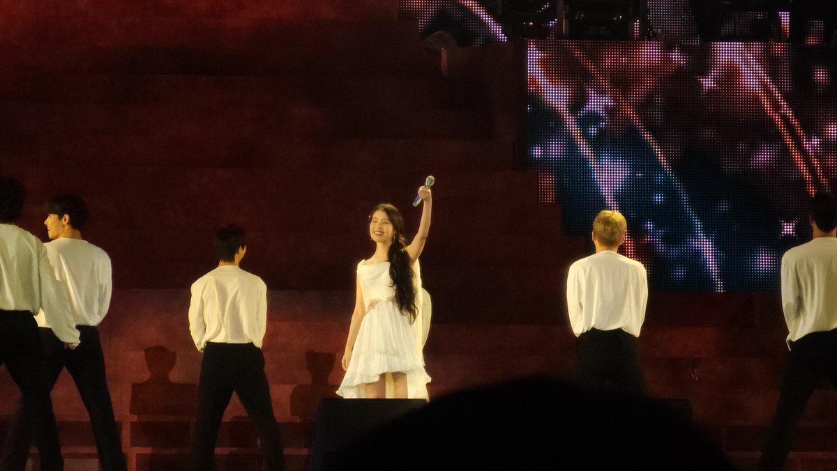 rengkkyu's tweet photo. 240922 2024 IU HEREH WORLD TOUR CONCERT ENCORE : THE WINNING 아이유 상암 앙콘

너랑 나

#아이유 #IU
#THE_WINNING #HEREH_ENCORE
#아이유콘서트 #IUconcert
#IU_100th_WIN_n_ING https://t.co/u8Gsw54u5O