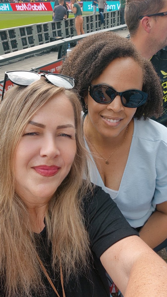 marialena1st's tweet photo. We zijn er! ##wijzijneraltijd #Vataslocas #W4 #deKuip #handinhandkameraden🔴⚪ #watgaanwedoenvandaag #nietsissterkerdandatenewoord #FEYENOORD ❤️🤍🖤 https://t.co/kHeEOX0SB2
