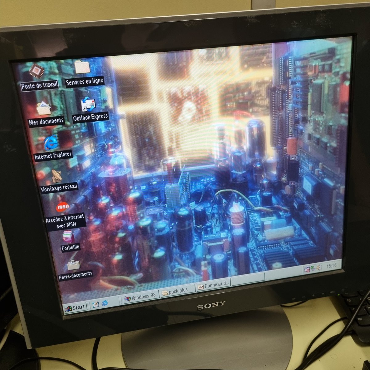 StivX_'s tweet image. Vous reprendrez bien un petit peu de nostalgie les boomers 😁.
LE wallpaper du geek de fin 90. 🤩👌
#Windows98 #PackPlus