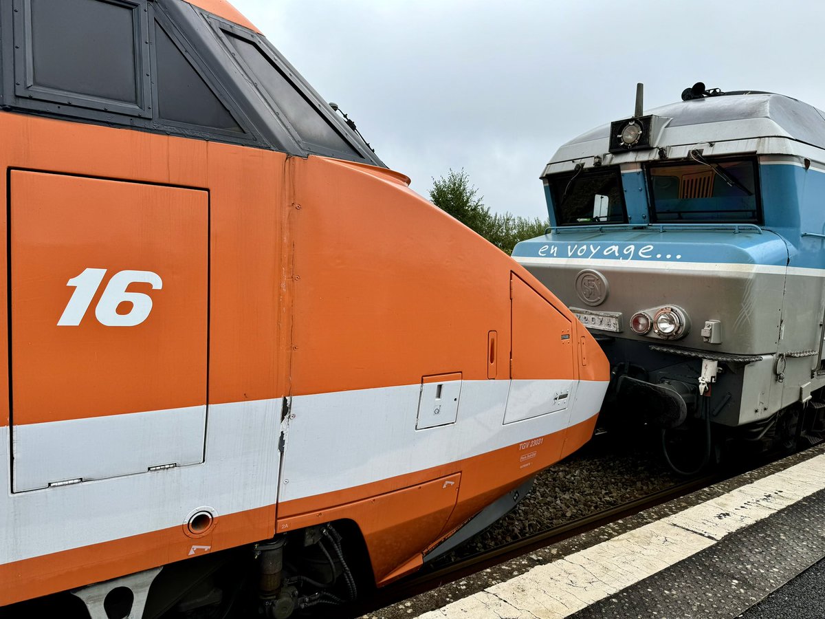anthoavgn's tweet photo. De passage en Normandie, dans la gare de #Folligny la rame #TGV16 du record du monde de 1981 tractée par la CC72074 🚂🚃🚃 https://t.co/fxB2JGstUj