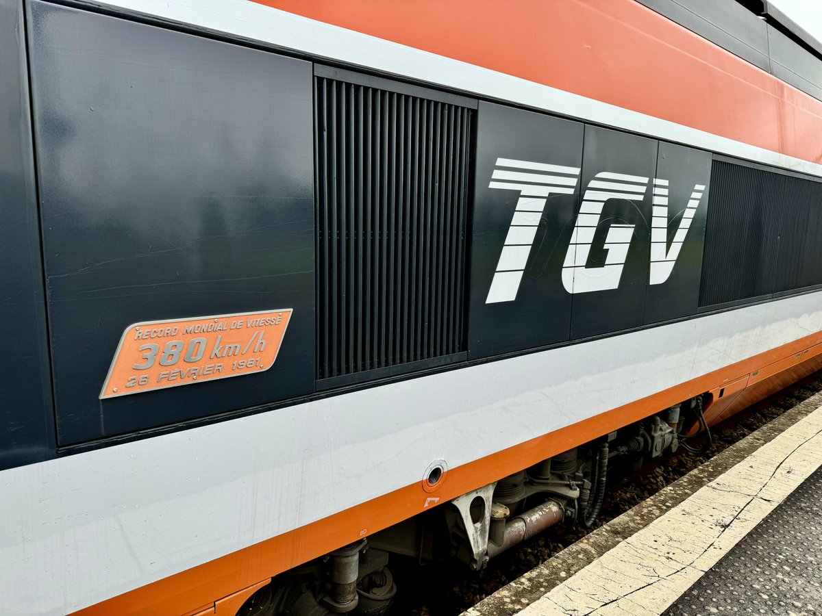 anthoavgn's tweet photo. De passage en Normandie, dans la gare de #Folligny la rame #TGV16 du record du monde de 1981 tractée par la CC72074 🚂🚃🚃 https://t.co/fxB2JGstUj