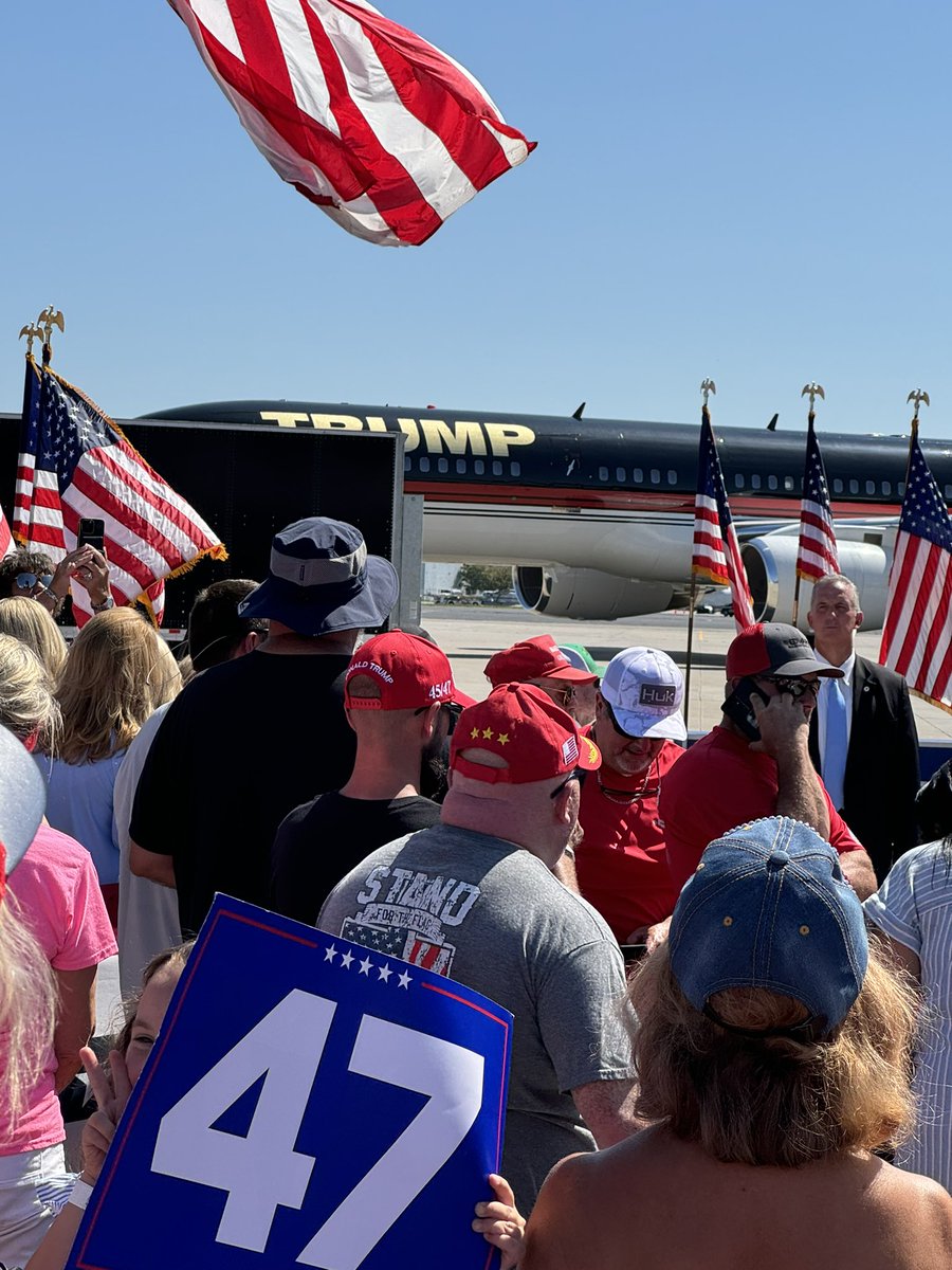 TipsyGypsy67's tweet photo. Proud to say I was able to see My President yesterday day! 🇺🇸🇺🇸🇺🇸#VoteForGrandpa @realDonaldTrump @EricTrump @LaraTrump2024 #TrumpForce47 #Trump2024Vance @JLRINVESTIGATES https://t.co/5Djq9MwGAn