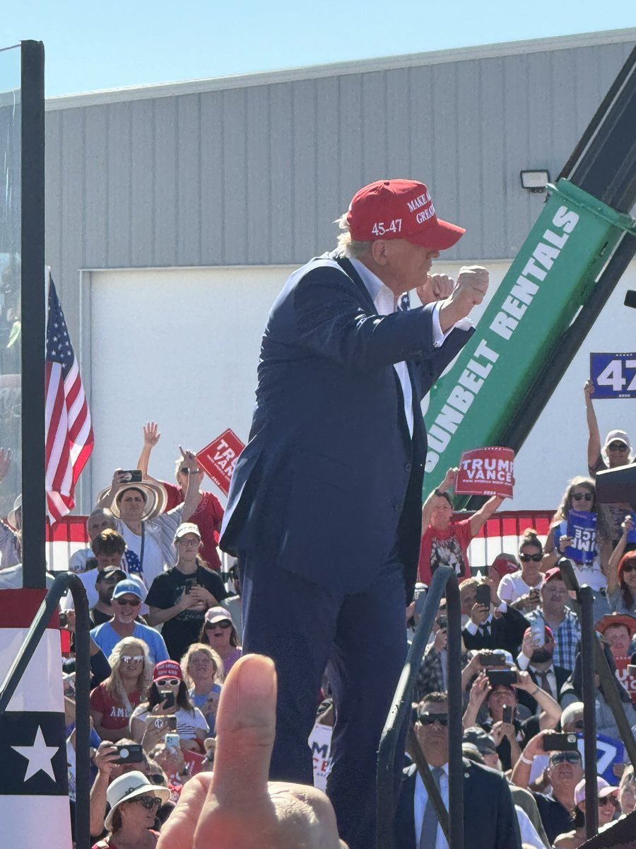 TipsyGypsy67's tweet photo. Proud to say I was able to see My President yesterday day! 🇺🇸🇺🇸🇺🇸#VoteForGrandpa @realDonaldTrump @EricTrump @LaraTrump2024 #TrumpForce47 #Trump2024Vance @JLRINVESTIGATES https://t.co/5Djq9MwGAn