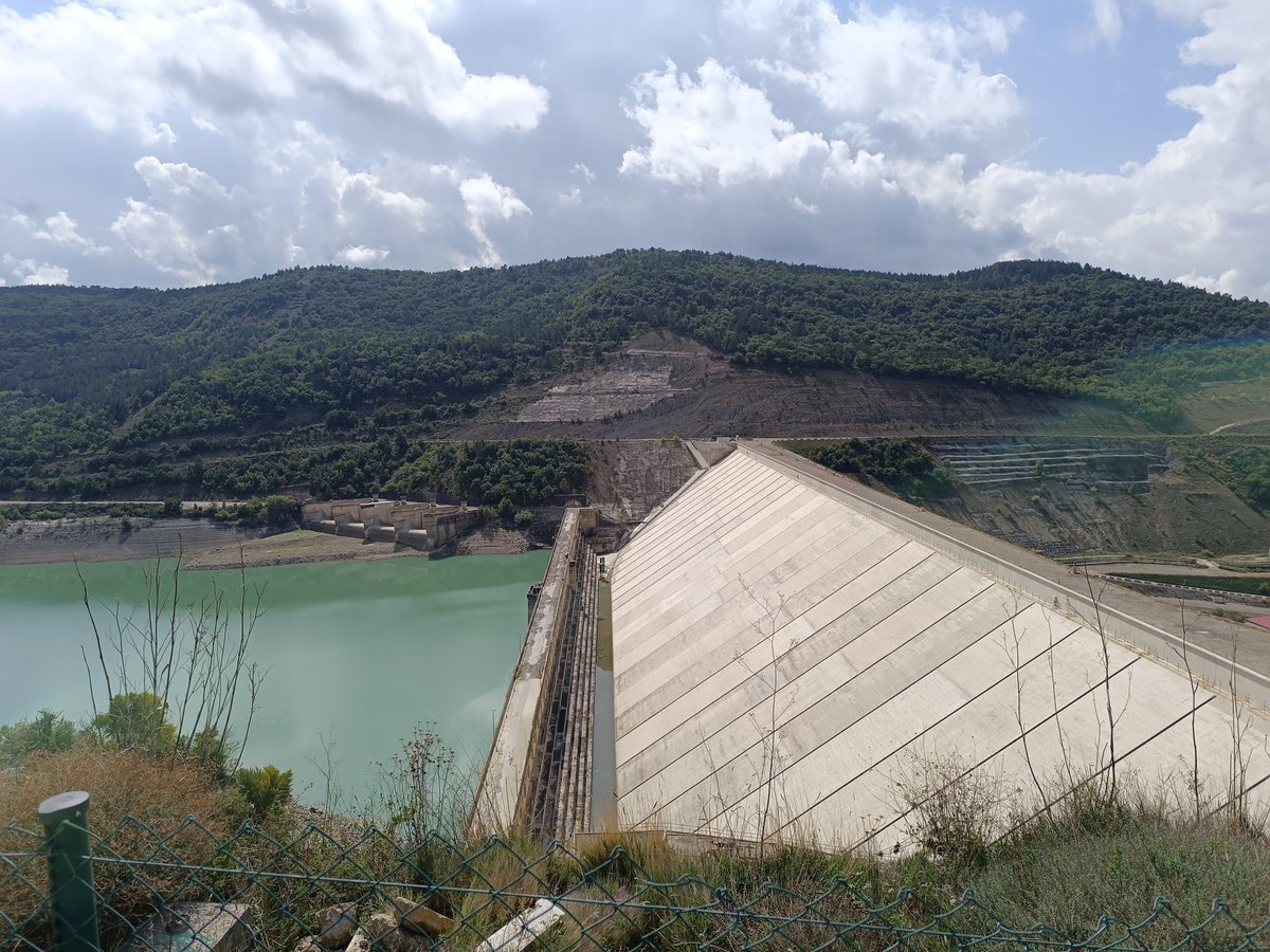 L'embassament de Yesa, un exemple d'obra faraònica, amb un sobrecost de 300M€, 15 anys de retard, problemes de seguretat... i la lluita incansable d'Artieda.

Volem rius i pobles vius!
#LoRiusÉsVida #YesaNo #ArtiedaNoRebla