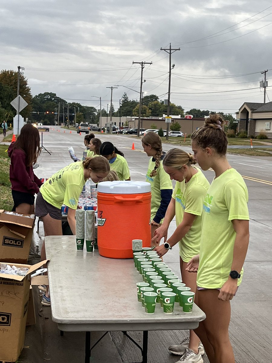 jmedgin77's tweet photo. @PVGXC volunteering at the QC Marathon on this early, rainy morning! #community
#qcmqrathon https://t.co/SBXe6gtBrx