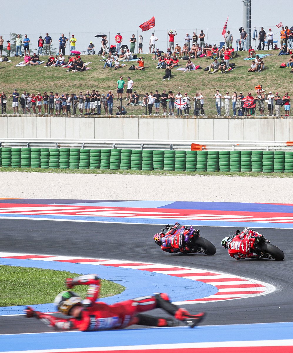 crash_motogp's tweet photo. What a photo this is! 🤯

📸 Gold &amp; Goose

#MotoGP #EmiliaRomagnaGP https://t.co/vOAqkatJov