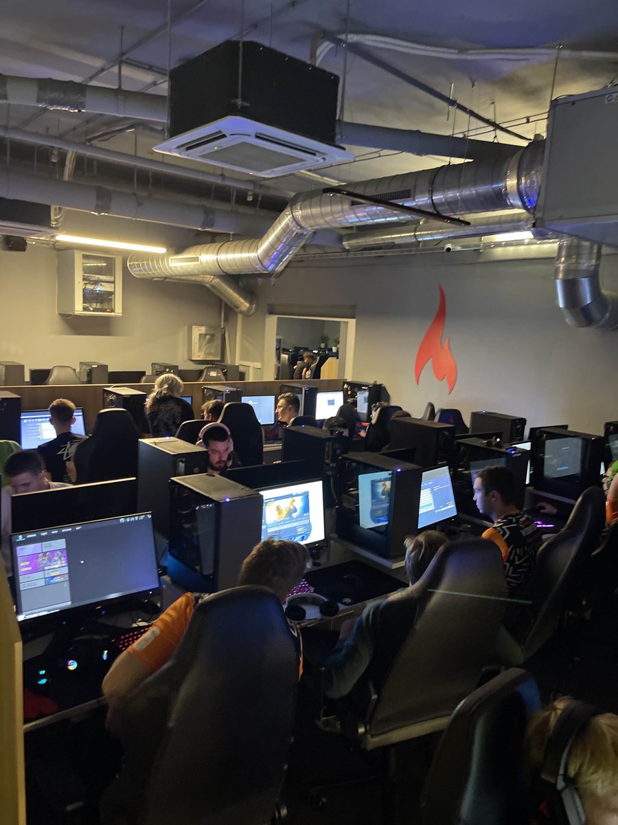 Our new Sneaky Foxes Rainbow Six Siege team is participating in a tournament in Zagreb today and is waiting for their first game!
You can watch the game live here: youtube.com/live/RldeF0OD2…