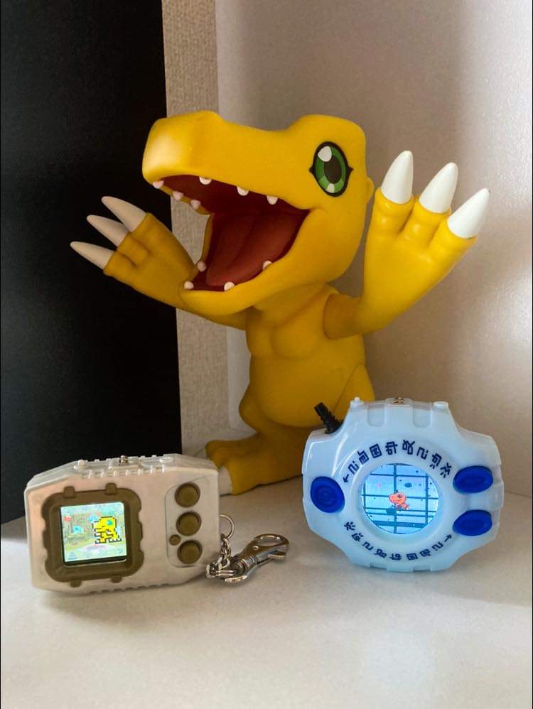 mikujas18's tweet photo. My new digivice and pendulum. 

 #Digimon  #Digivice  #pendulum  #デジモン https://t.co/LEKYcv9cs3