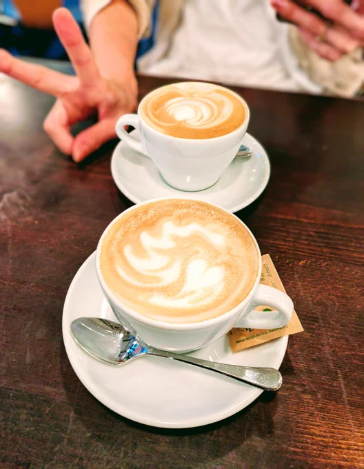 イロハさん  とランチしてからの〜お茶もしてきました!都会の街並み眺めながらオフィスラブの妄想したり、漫画や己の癖の男の話したりで終始大笑いしてて時間が一瞬で過ぎていきました。また遊びたい〜明日は秋庭行ってきます! 