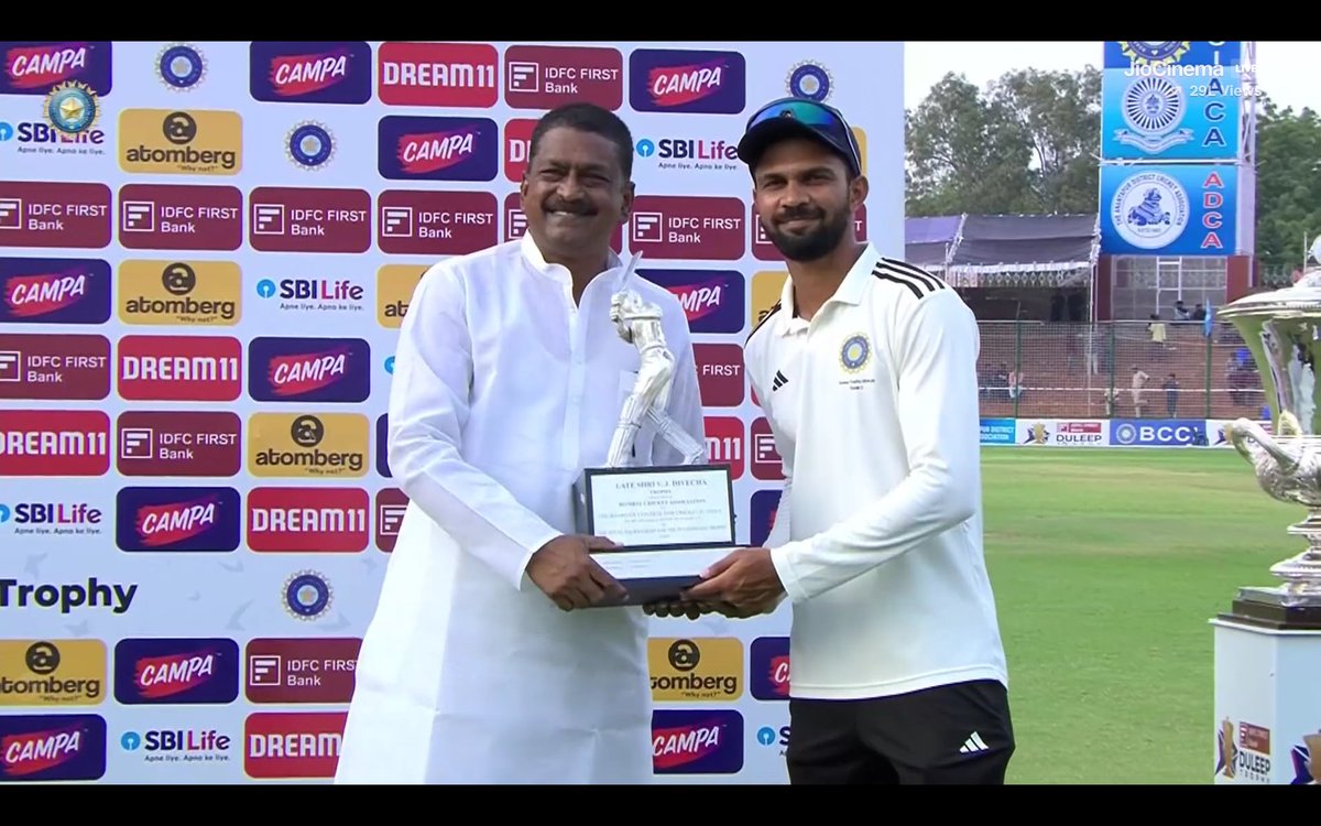 kunalkd01's tweet photo. Skipper Ruturaj Gaikwad proudly lifts the Runner-up Trophy in the Duleep Trophy! 🌟 A true leader in the making. 👏🏆

#RuturajGaikwad #DuleepTrophy #IndiaC #FutureCaptain https://t.co/1gLceUeumF