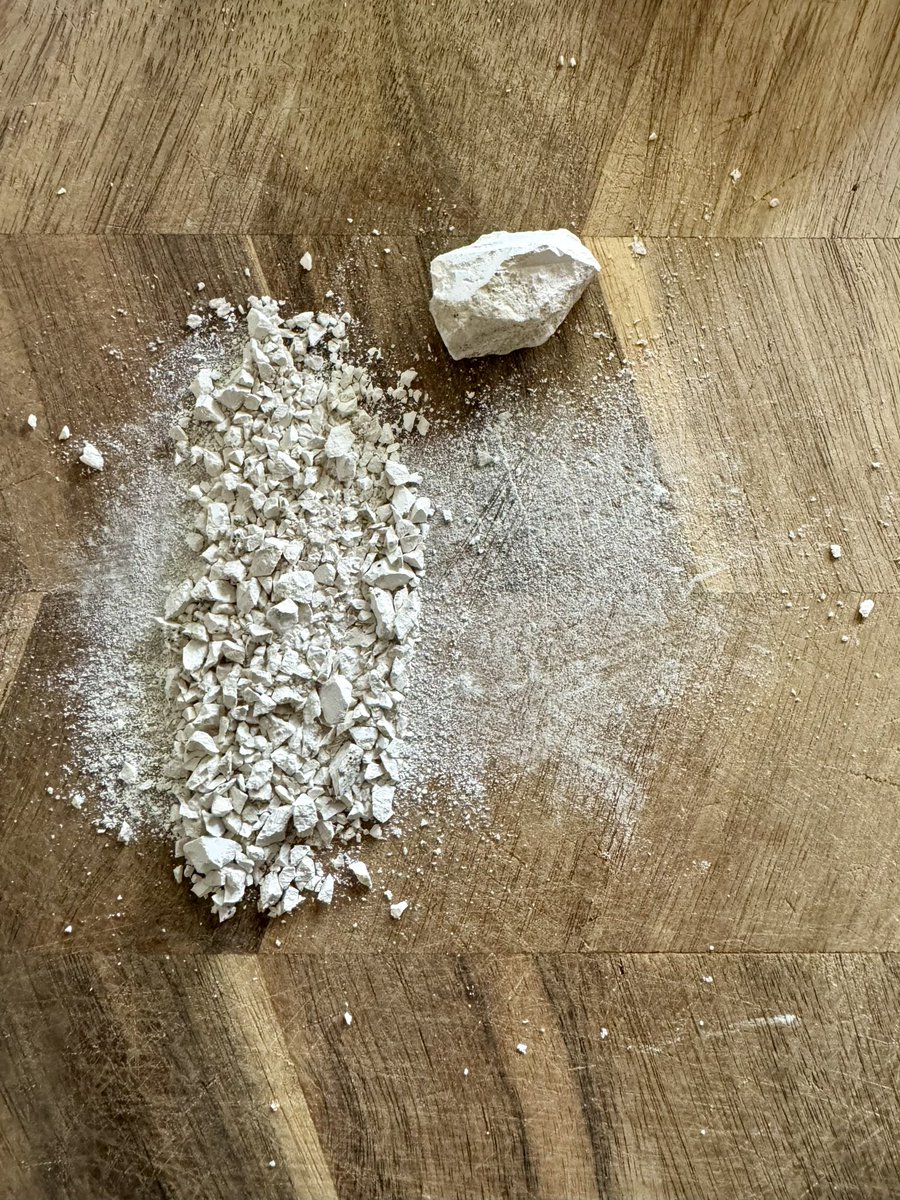 iamkristinesr's tweet image. Wild chalk sourced in the same spot as the buckthorn🍃

Really hard and creamy white. Needed to be chopped coarsely before it was ground. 

#MedievalPalette #foraged #pigments #ColourMaking