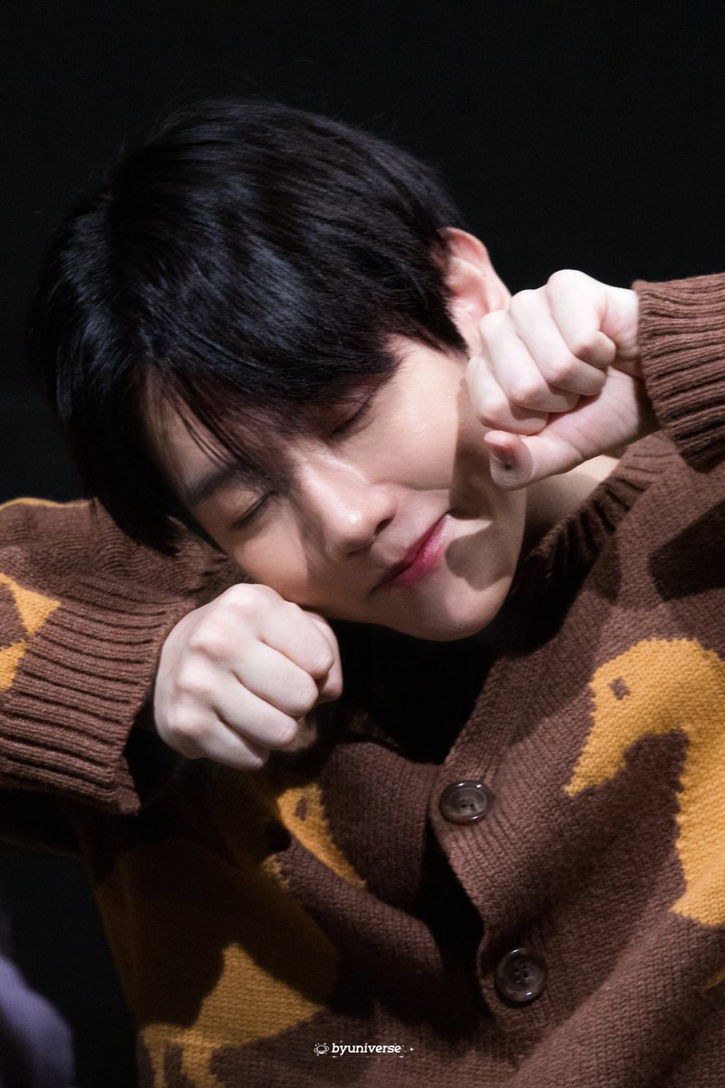byuniverse1992's tweet photo. 240922 백현
메이크스타 팬사인

#백현 #BAEKHYUN #HelloWorld
@B_hundred_Hyun @BAEKHYUN_INB100 https://t.co/mlNvgtEurY
