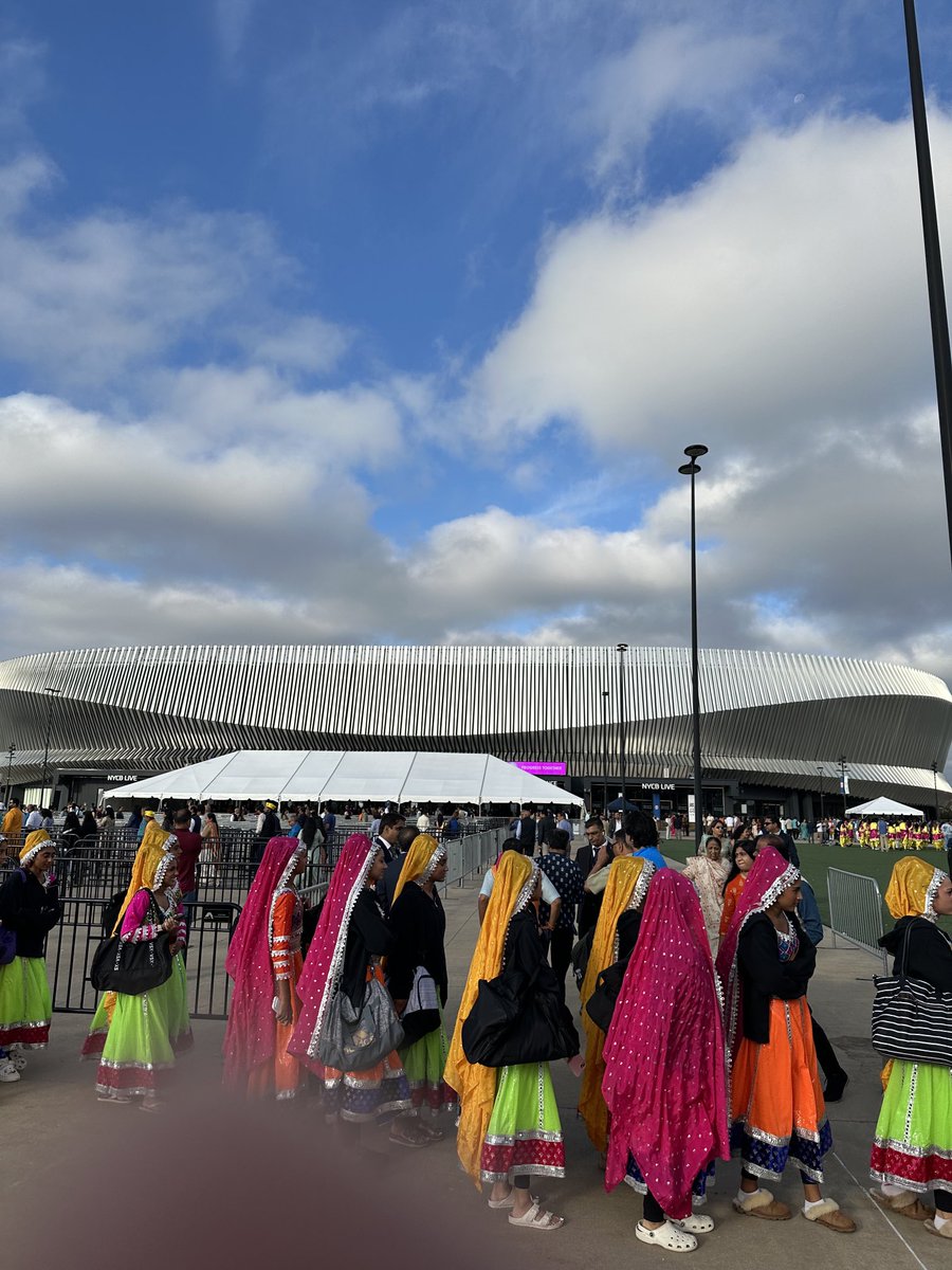 Modi and US here in Long Island ⁦<a href="/NassauColiseum/">Nassau Coliseum</a>⁩ , already an electrifying atmosphere at 8 am 😊⁦<a href="/narendramodi/">Narendra Modi</a>⁩ ⁦<a href="/PMOIndia/">PMO India</a>⁩ ⁦<a href="/MannujS/">Mannuj Shroff</a>⁩