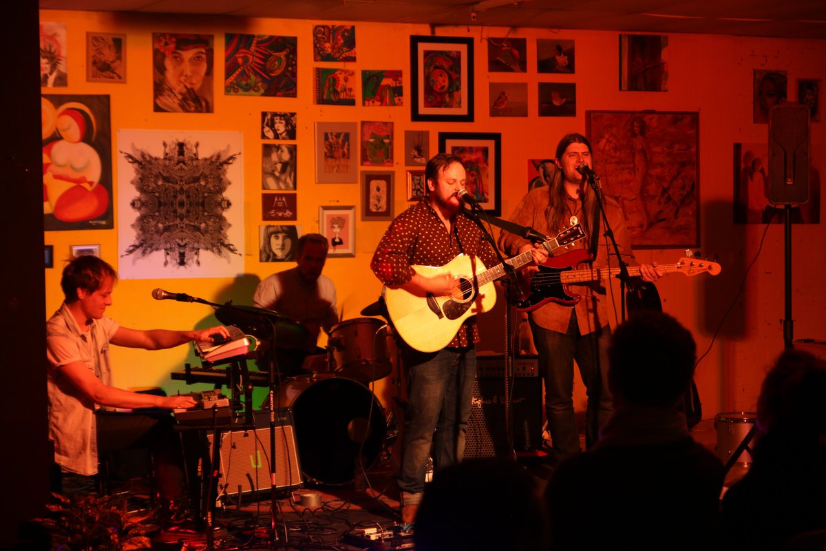 Een prachtige avond uit 2016 tijdens het event 'PopUp 010', waar 'Songs of Boda' het publiek betoverde met hun liedjes en de sfeer compleet maakte. 🎶✨

#Toko51 #OudeWesten #Rotterdam #Creativiteit #WestKruiskade #CretopiaRotterdam
#poppodium #zang #cultuur #optreden