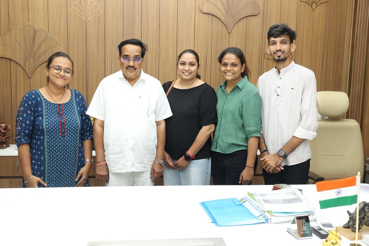 ધોરણ 9 થી 12 માં કાયમી ભરતી માં જગ્યા વધારા બાબતે CR PATIL સાહેબને આવેદન આપી રજૂઆત કરી.
#गुजरात_मांगे_कायमी_शिक्षक
<a href="/CRPaatil/">C R Paatil</a>
<a href="/kuberdindor/">Dr. Kuber Dindor</a>
<a href="/prafulpbjp/">Praful Pansheriya</a>
<a href="/CMOguj/">CMO Gujarat</a>
<a href="/PandyaPiyush19/">Pandya Piyush</a>
<a href="/tejasmajithiya5/">તેજસ મજીઠીયા</a>
<a href="/bhupendrapbjp/">Bhupendra Patel</a>
<a href="/jamawat3/">Jamawat</a>
<a href="/YAJadeja/">Yuvrajsinh Jadeja</a>
<a href="/nikbanna09/">Nik Banna</a>