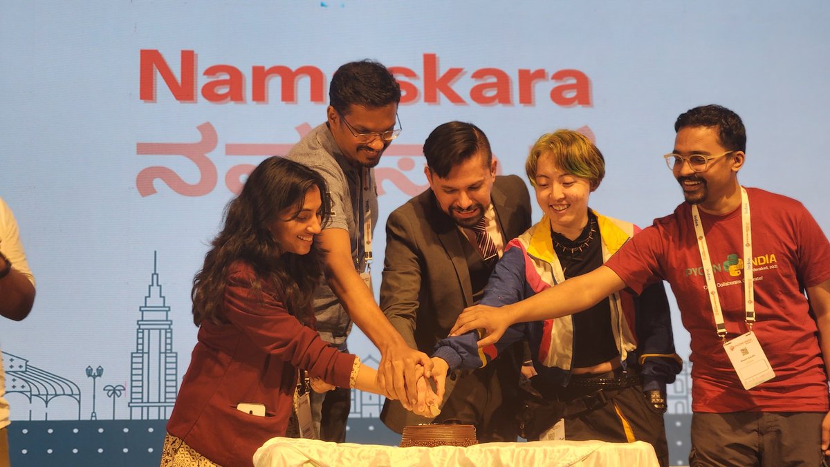 pyconindia's tweet image. Cake cutting for commemorating 15 years of PyCon India 

#PyConIndia2024 #Bengaluru #PyConIndiaTurns15