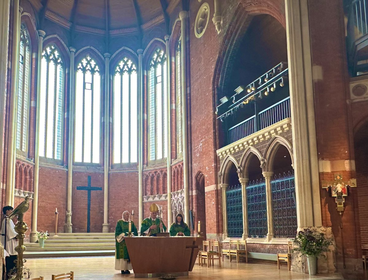 BishopSouthwark's tweet photo. Very glad to preach and celebrate the Eucharist with the good people of @allsaints_org WestDulwich @SouthwarkCofE in good heart and common purpose journeying through a vacancy in strong hope #Trinity17  Whoever wants to be first must be last of all and servant of all https://t.co/GJQfnB88sj