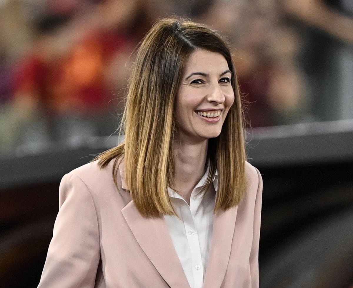 _FinalWhistle__'s tweet photo. Lina Souloukou ha rassegnato le proprie dimissioni da Amministratrice Delegata della AS Roma 🟡🔴
Massima apprensione per la greca

Che vergogna 😓
#ASRoma #Souloukou #Roma #DeRossi #Juric #Friedkin https://t.co/IYtz4dYLGp