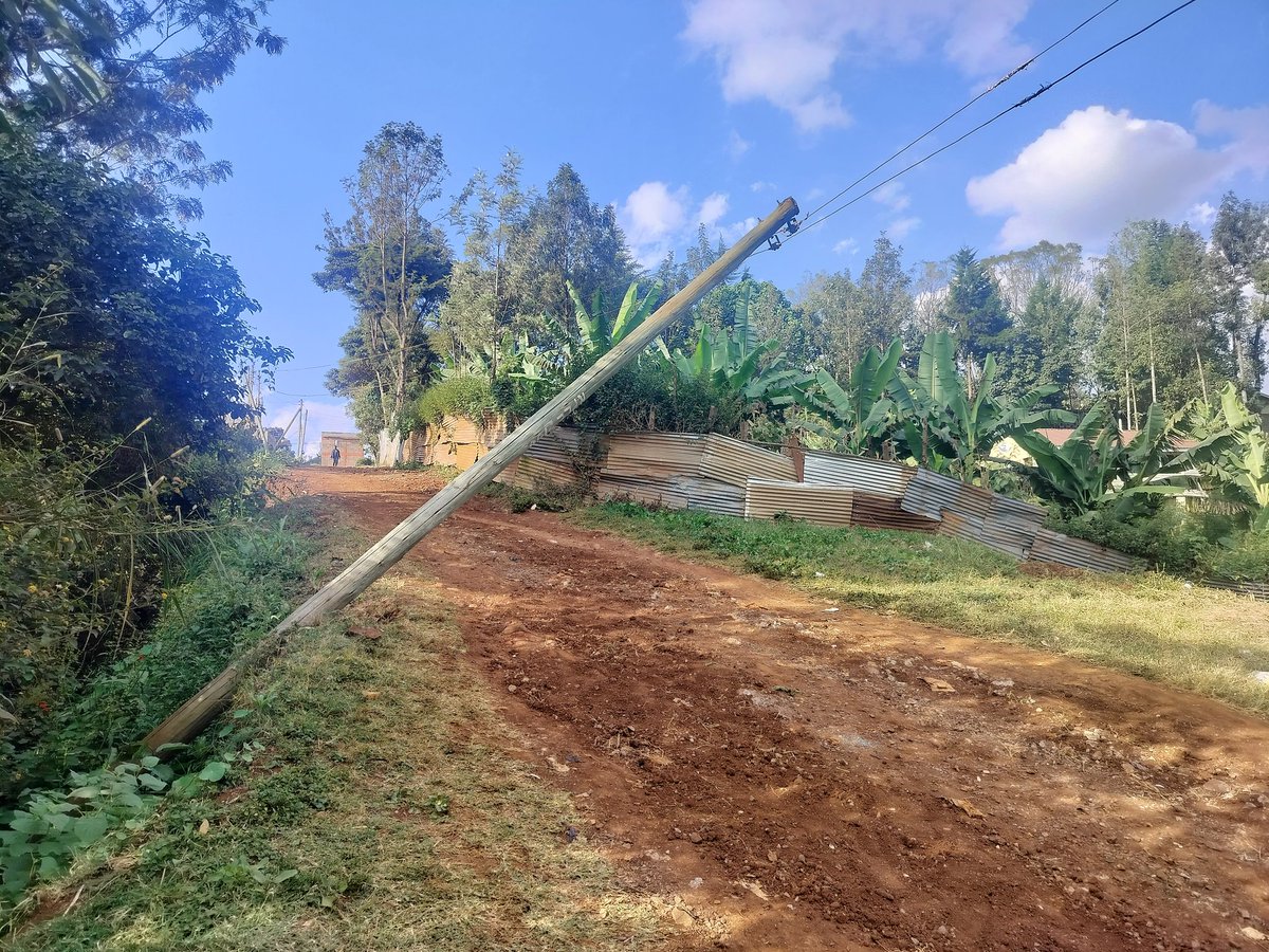BurudaniExtra's tweet photo. Disaster in waiting @KenyaPower_Care @KenyaPower this requires urgent attention. Location Kinoo along Mama ngina senior high school road. https://t.co/nP5Sx5uvfE